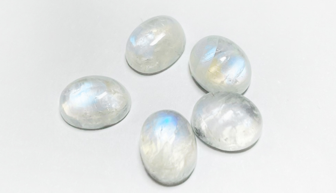 Power of Moonstone Bracelets: 8 Benefits for Women’s Holistic Health, Spiritual Growth and Energy Healing
